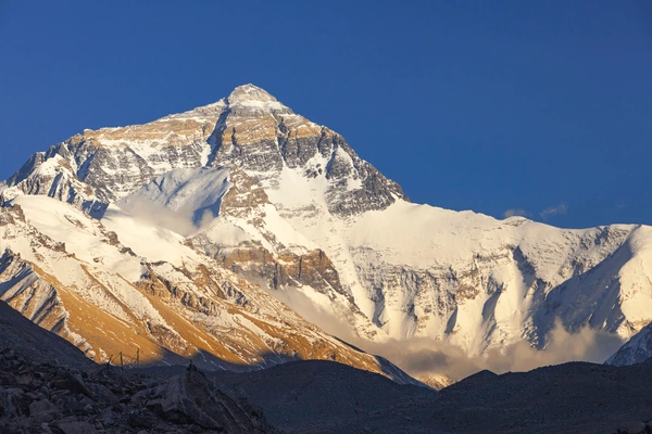 सर्वोच्च शिखर सगरमाथा (चोमोलोङ्मा)